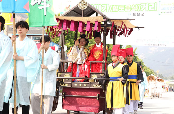 산신 맞이하는 영신행차 행렬 속리산 천왕봉 산신을 맞이하는 영신행차가 취타대를 앞세우고 법주사 탐방지원센터를 출발해 용머리폭포~속리산관광안내소~잔디공원으로 이어지는 긴 행렬로 축제 분위기를 더해주었다. 올해 영신행차에는 기마 2필과 청사초롱팀, 산신가마와 깃발팀, 풍물단 팀 등 300여 명이 참여한 가운데 행차 어가에는 자녀 6명을 둔 보은군 수한면 이상돈 씨 부부가 탑승의 주인공이 됐다. 저출산 시대 상황을 고려해 출산과 다산을 바라는 의미를 담아 기획했다고.