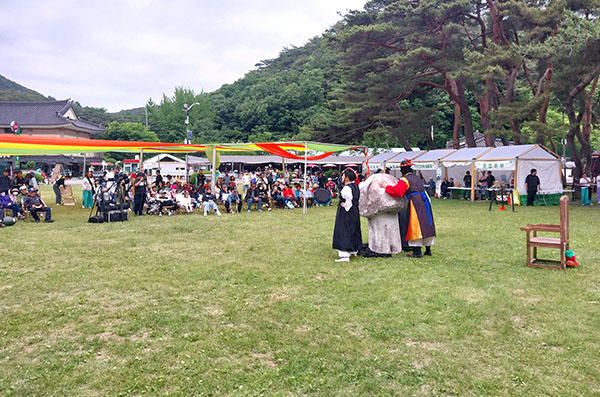 마당극 송이놀이 속리산축제에서 빼놓을 수 없는 마당극 송이놀이 공연이 펼쳐지고 있다. 문헌조사에 따르면 속리산산신제에서 산중사람들이 신에게 나무로 만든 남근을 바쳤다고 한다. 여신에게 남근을 바치는 것은 모방주술이며 신성혼인에 의한 효과적인 생산 내지 풍요를 기원하는 것으로 보고 있다. 산신제는 매년 속리축제 시기에 전통문화 계승과 마을의 안녕과 풍요를 기원하는 속리산천왕봉산신제를 지내오고 있다.
