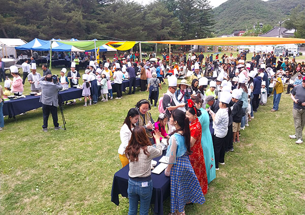 속리산 산채요리 쿠킹쇼보은군이 초청한 다문화가정 10가구가 이태리 파브리와 함께하는 속리산 산채요리 쿠킹쇼에서 비빔밥을 만들어보고 있다.