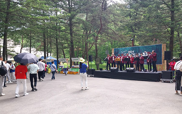 숲속에서의 길거리 공연속리산 조각공원에 마련된 버스킹 무대에서 보은지역 예술인 공연단이 클래식 하모니를 연주하고 있다. 주무대 공연장이 다음 공연을 준비를 하는 사이사이 버스킹 공연이 그 여백을 지웠다.