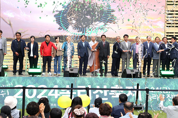 속리산축제 개막 세리머니 최재형 보은군수와 최부림 보은군의장, 구왕회 속리산축제위원장 등 내빈들이 축제 개막을 알리는 버튼을 누리고 있다.