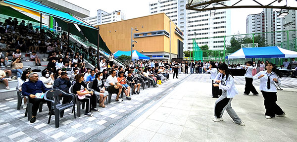 보은군 청소년들의 한마당 잔치 ‘제17회 보은군 청소년 축제’에서 청소년들이 문화공연을 선보이고 있다.