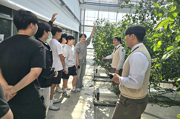 충북생명산업고를 방문한 충북지역 중학생들이 온실에서 재배되고 있는 농작물을 살피고 있다.