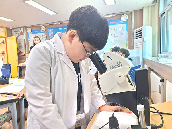 충북보건환경연구원에서 판동초를 찾아 과학체험교실을 운영하고 있다.