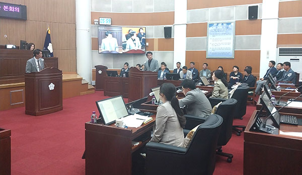 27일 보은군의회 본회의장에서 열린 군정질문에서 윤대성 의원이 최재형 군수를 상대로 행정조직에 대해 질의하고 있다.