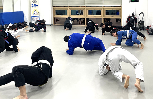 보은군스포츠클럽이 제공한 공간에서 주민들이 ‘주짓수’를 배우고 있다.