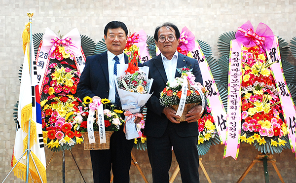 우병기 신임회장과 박순태 이임회장이 꽃다발을 전달하고 있다. 