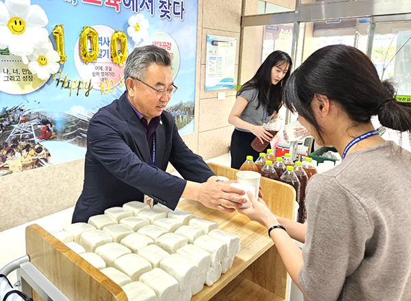 부임 100일을 맞은 이은진 교육장이 출근하는 직원들에게 따뜻한 차 한잔을 건네고 있다.