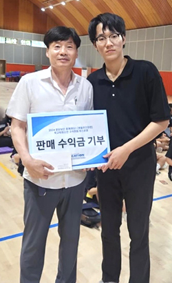 최성강 청소년이 뱃들프리마켓 부스 운영으로 얻은 수익금을 권오제 B.B.S보은군지회장에게 전달하고 있다.