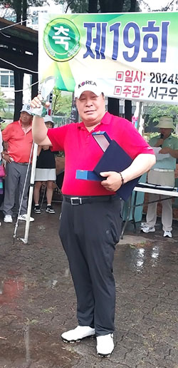 대전서구청장배 우드볼대회에서 개인전 1위를 차지한 박창흠 선수가 트로피를 들어보이고 있다.