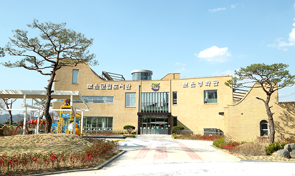 2021년 개관한 결초보은 문화누리관이 개관 3년 만에 누적 관객수 18만 명을 돌파했다. 보은군은 이용자들의 의견과 요구에 귀 기울이면서 다양한 문화 프로그램을 제공하는 복합문화공간이 될 수 있도록 더욱 노력하겠다며 이같이 전했다.