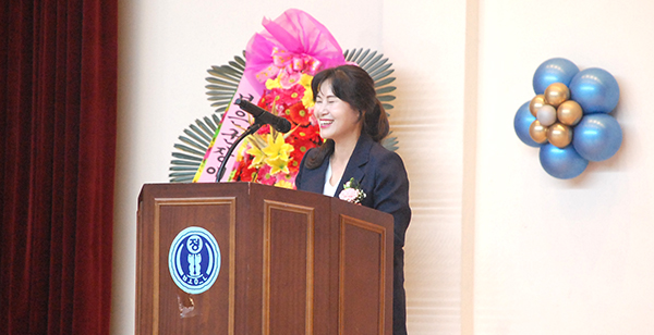 김도화 회장이 대회사 중 정겨운 웃음을 감추지 못하고 있다.