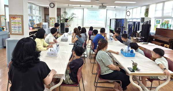 회남초 교육 3주체인 교사, 학부모, 학생들이 모여 천연 모기 기피제 만들기 설명을 듣고 있다.