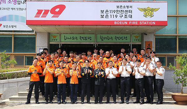 보은소방서 관계자들이 김병주(맨 앞줄 왼쪽 6번째) 보은소방서 속리산119안전센터장 퇴임을 축하하고 있다. 