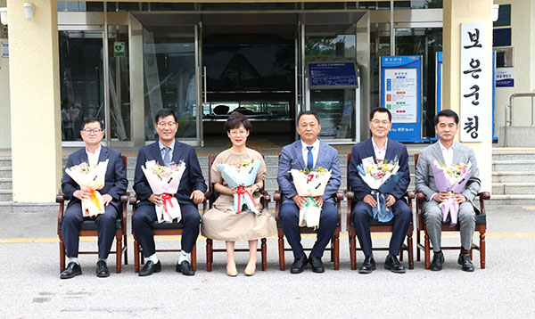 우측부터 최재형 군수, 김홍정 농정과장, 정동선 남부출장소협력관, 이도형 건강증진과장, 이부균 환경지도팀장, 안남호 보은부군수.