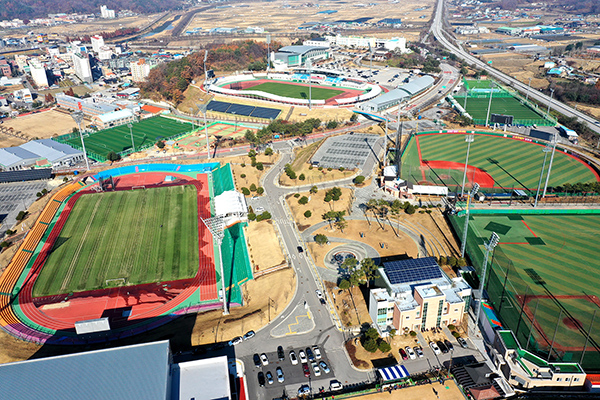 오는 8월까지 축구, 야구, 씨름, 펜싱 등 굵직한 전국대회가 열리고 선수들 전지훈련장이 될 보은스포츠파크 일대.