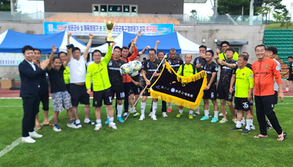 2024년 보은군수 및 체육회장기 축구대회에서 장년부 우승을 차지한 시원FC선수들이 우승기를 들고 환호하고 있다.