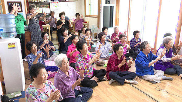 경로당을 찾은 어르신들이 군이 실시간으로 제공하는 강사 안내에 따라 레크레이션을 하는 모습. /제공 보은군