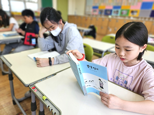 권정생 문학관을 찾은 삼산초 학생들이 ‘몽실언니’ 등 권정생 작가의 책에 심취해 있다.
