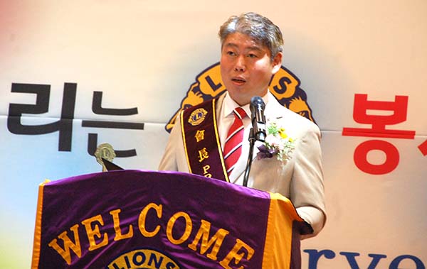 뉴보은라이온스클럽 육명수 회장이 자신의 포부를 밝히고 있다.