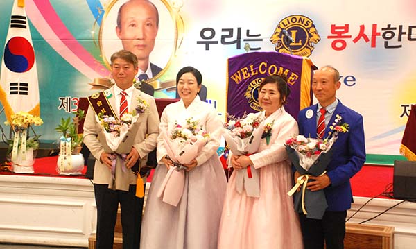 육명수 취임회장과 김형태 이임회장 부부가 서로의 발전과 행복을 기원하고 있다.