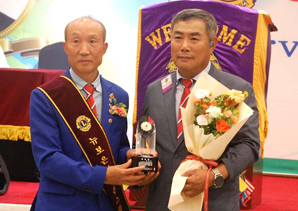 김형태 이임회장이 김영근L(4지역위원장)에게 공로패를 전달하고 있다.