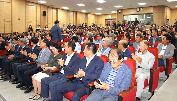 농촌지도자보은군연합회는 17일 보은농업기술센터 상록교육관에서 한마음대회를 열고 우수 회원에 대한 시상과 농업.농촌 발전을 다짐했다.