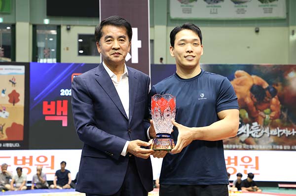 최재형 보은군수가 임종걸 소백장사(우측)에게 초대 소백장사 기념 트로피를 전달하고 있다. /제공 보은군 스포츠산업과 박준병 팀장