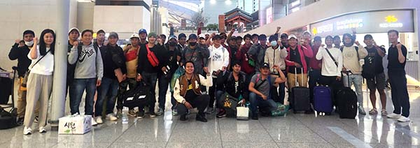 보은에서 농촌 노동력을 제공했던 필리핀 계절근로자들이 출국 전 인천공항에서 기념으로 단체사진을 찍었다. /제공 보은군