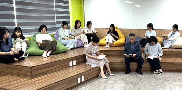 보은교육지원청 직원들이 너나들이의 날 행사의 일환으로 관련 영화를 보고난 후 책을 읽고있다.