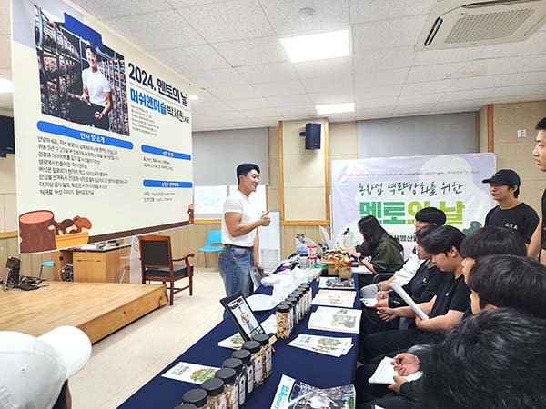 충북생명산업고 학생들이 ‘머쉬앤머슬 농장’ 박세현 대표로부터 버섯 생산에 대한 이야기를 듣고 있다.
