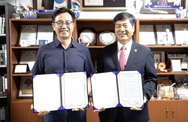 안진찬 한국산림아카데미재단 이사장(오른쪽)이 김재서 우리화훼종묘 대표이사와 협약서를 교환하고 있다.