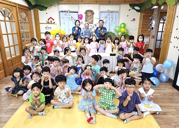 박은희 성모유치원장(중앙)과 여성청소년계 이미진 경위(왼쪽), 박상영 경감(오른쪽)이 원아들과 함께 우수기관 선정을 기념하고 있다.