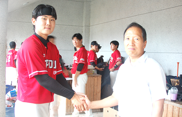 윤갑진 보은군체육회장이 선대의 고향이 보은인 김민규 선수와 인사를 나누고 있다.