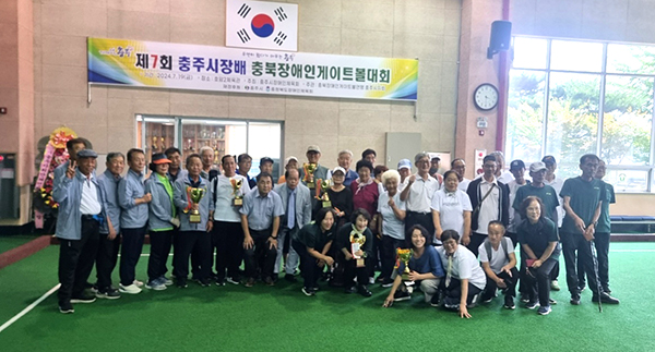 지난 7월 19일 충주 호암제2체육관 게이트볼장에서 열린 제7회 충주시장배충북장애인게이트볼대회에 출전한 보은군 선수단이 우승을 차지하고 화이팅을 외치며 기념촬영을 하고 있다. /제공 보은군장애인체육회 곽주희 지도사