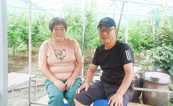신문철·박정임씨 부부가 환한 미소를 지으며 인생 2막을 예고하고 있다.
