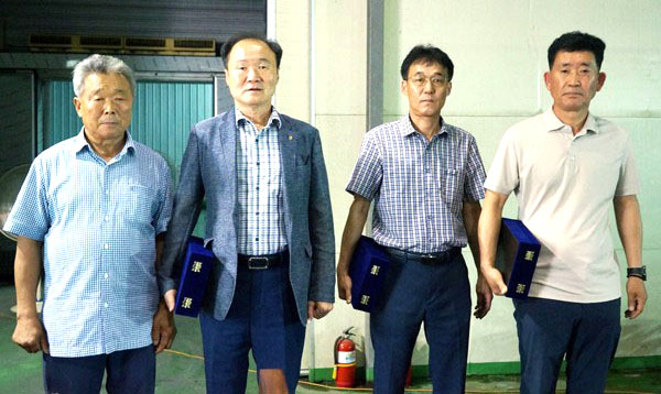 김현수 남보은농협사과작목회장이 김태용 남보은농협 상임이사, 김진태 차장, 삼승면행정복지센터 박재덕 주무관에게 감사패를 전달하고 있다.