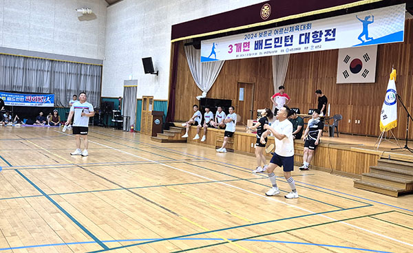 삼승, 탄부, 장안면 선수들이 배드민턴 경기를 펼치고 있다.