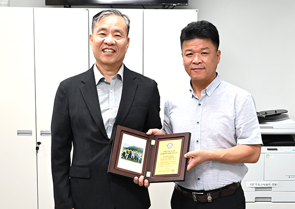 양윤교(왼쪽) 충청북도경찰청 형사과장이 김충식 보은서 형사팀장에게 우수기념패를 전달하고 있다.