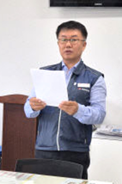 보은군 공무원노조 정진석 위원장이 악성 민원인 A씨에 대한 수사를 촉구하는 성명서를 발표하고 있다.