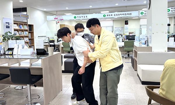 특이 민원인을 제압하는 모습. /제공 보은군