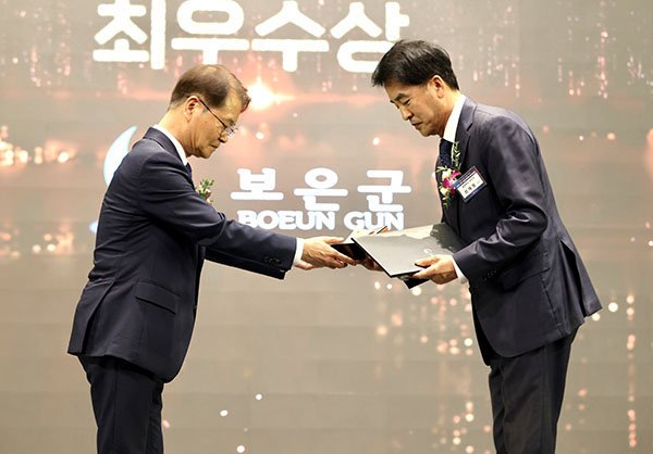 최재형 보은군수(우측)가 지난 8일 이정식 고용노동부장관으로부터 2024년 전국 지방자치단체 일자리 대상 시상식에서 공시제 부문 최우수상을 수상하고 있다.