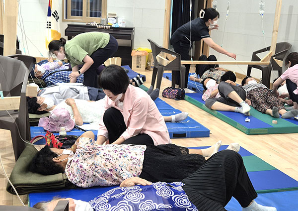 진료를 마친 마로면 주민들이 물리치료를 받고 있다.
