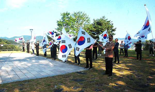 광복절 기념식에 참여한 인사들이 태극기를 흔들며 “대한민국 만세”를 외치고 있다.