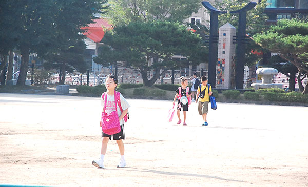 여름방학을 마치고 학교에 등교하는 학생들 모습.