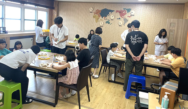 LTE학생들은 탄부초를 방문해 에코백 만들기 등을 지도하고 있다.