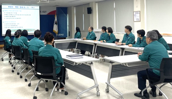 보은교육지원청 교직원들이 을지연습을 사전교육을 하고 있다.