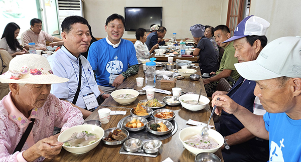 봉사활동을 마친 소망교회 남선교회 회원들이 점심식사를 대접하고 있다.