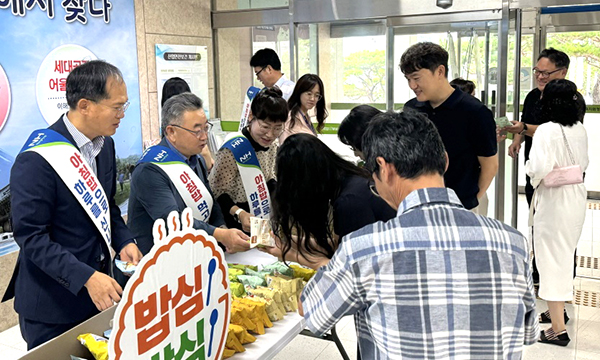 이은 교육장과 이기용 NH농협보은군지부장이 쌀 소비촉진 캠페인을 펼치고 있다.