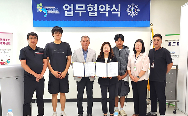 박효선(사진 중앙 좌측) 보은군청소년상담복지센터·보은군학교밖청소년지원센터장이 구왕회(사진 중앙 우측) 보은군사회복지협의회장과 업무협약을 체결하고 협약서를 교환하고 있다. 